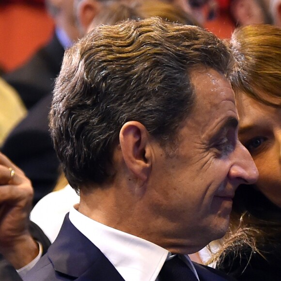 Nicolas Sarkozy et sa femme Carla Bruni-Sarkozy très complices lors d'un meeting à Marseille - Nicolas Sarkozy, l'ancien président de la république française, en meeting à la salle Vallier à Marseille pour la campagne des primaires des Républicains en vue de l'élection présidentielle de 2017, le 27 octobre 2016. © Bruno Bebert/Bestimage