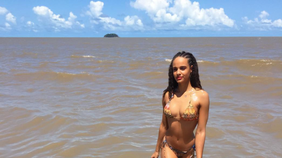 Alicia Aylies (Miss France 2017) sublime en bikini pour son retour en Guyane