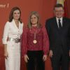La reine Letizia d'Espagne lors de la cérémonie de remise des prix "King Jaime I" à Valence. Le 30 octobre 2017. Ici avec une lauréate.