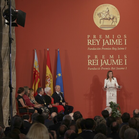 La reine Letizia d'Espagne lors de la cérémonie de remise des prix "King Jaime I" à Valence. Le 30 octobre 2017