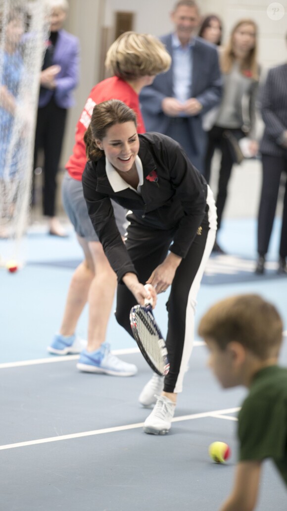 Kate Middleton (enceinte) - La duchesse de Cambridge visite le Lawn Tennis Association (LTA) au Centre national de tennis du sud-ouest de Londres le 31 octobre 2017.
