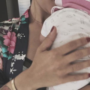 Alizée et la petite Anna-Lou le 8 août 2017 en Corse.