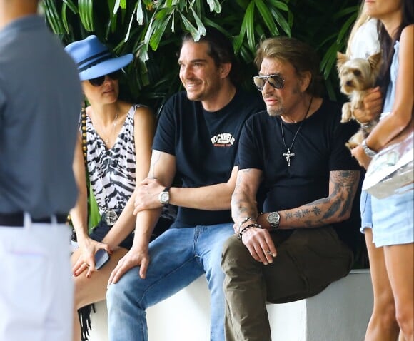 Johnny Hallyday et sa femme Laeticia quittent leur hôtel en compagnie de Sébastien Farran et du père de Laeticia, André Boudou à Miami, le 12 mai 2014.