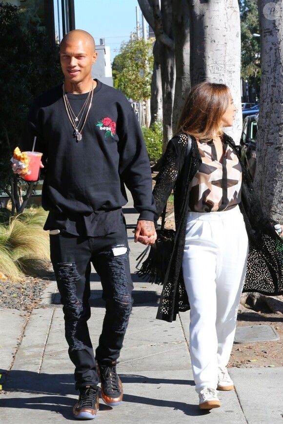 Exclusif - Jeremy Meeks et sa compagne Chloe Green sont allés déjeuner au restaurant 'Le Pain Quotidien' à Hollywood, le 6 novembre 2017.