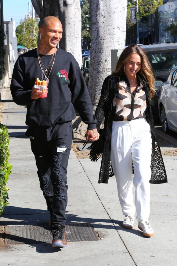 Exclusif - Jeremy Meeks et sa compagne Chloe Green sont allés déjeuner au restaurant 'Le Pain Quotidien' à Hollywood, le 6 novembre 2017.