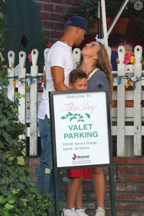 Exclusif - Jeremy Meeks, son fils Jeremy Meeks Jr. et sa compagne Chloe Green sont allés déjeuner au restaurant The Ivy à Los Angeles. En attendant le voiturier, les amoureux s'embrassent, et Jeremy s'amuse avec son fils, le 23 octobre 2017.