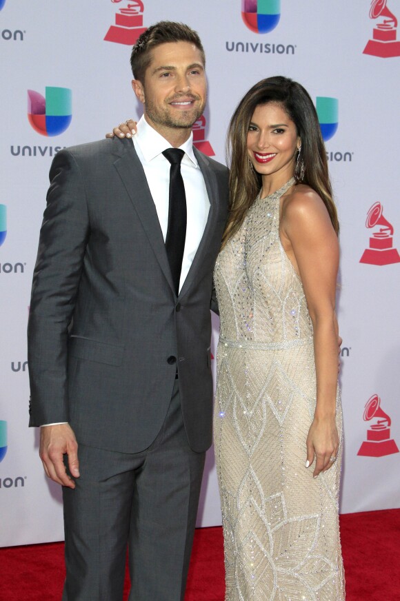 Roselyn Sanchez et son mari Eric Winter - Photocall des Latin GRammy Awards à Las Vegas le 19 novembre 2015.