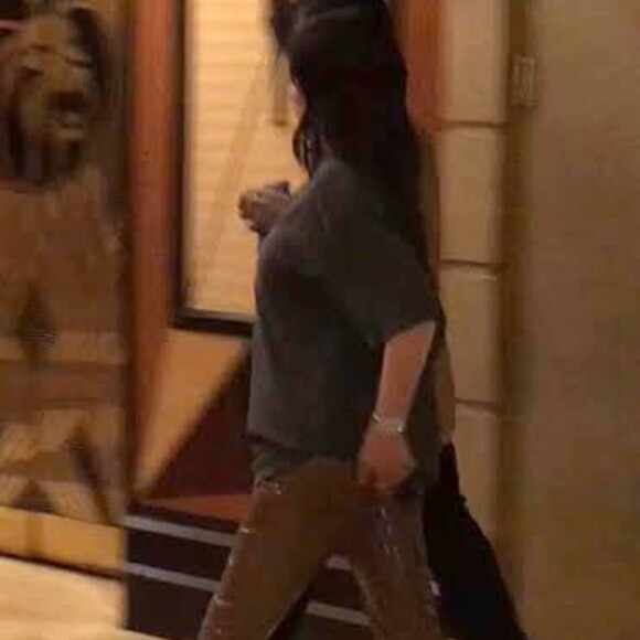 Exclusif - Travis Scott et sa compagne Kylie Jenner enceinte rentrent à l'hôtel à Las Vegas. Kylie porte un jean avec des baskets et un t-shirt très ample… Le 25 septembre 2017  Exclusive - Travis Scott and Kylie Jenner were seen heading back to their hotel room in Las Vegas. Kylie chose a loose-fitting t-shirt over her usual sexy and revealing style amidst pregnancy rumors. 25th september 201724/09/2017 - Las Vegas