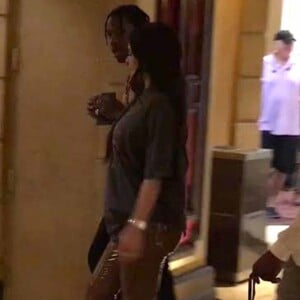 Exclusif - Travis Scott et sa compagne Kylie Jenner enceinte rentrent à l'hôtel à Las Vegas. Kylie porte un jean avec des baskets et un t-shirt très ample… Le 25 septembre 2017  Exclusive - Travis Scott and Kylie Jenner were seen heading back to their hotel room in Las Vegas. Kylie chose a loose-fitting t-shirt over her usual sexy and revealing style amidst pregnancy rumors. 25th september 201724/09/2017 - Las Vegas