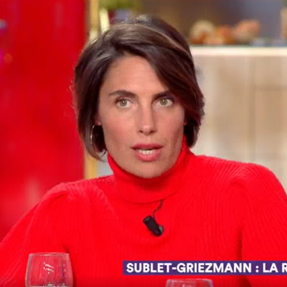 Alessandra Sublet évoque la reconstruction de Saint-Barthélémy après l'ouragan Irman et pousse un coup de gueule quant aux clichés sur l'île, sur le plateau de "C à Vous" (France 5), mercredi 8 novembre 2017.