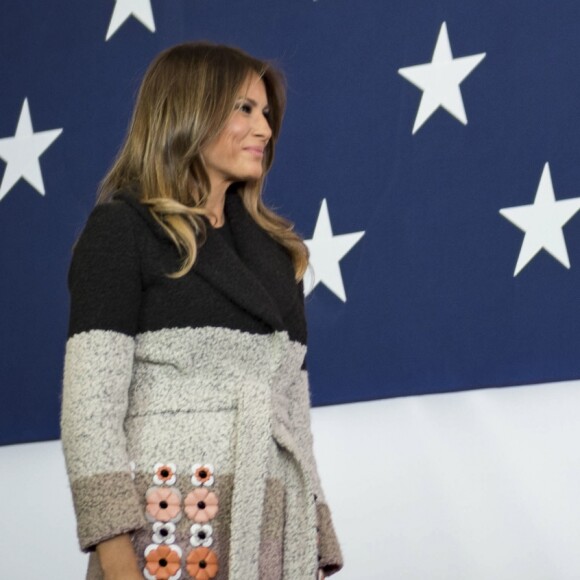 Le président américain Donald Trump et sa femme Melania arrivent sur la base US Yokota de Tokyo au Japon le 5 novembre 2017.