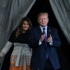 Le président américain Donald Trump et sa femme Melania arrivent sur la base US Yokota de Tokyo au Japon le 5 novembre 2017.