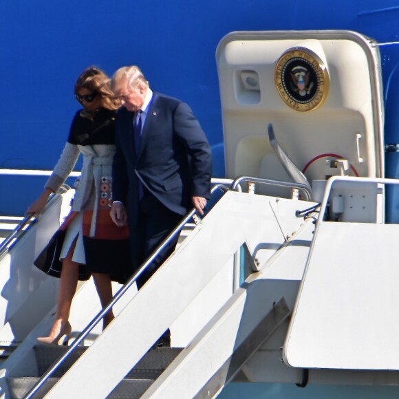 Le président américain Donald Trump et sa femme Melania arrivent sur la base US Yokota de Tokyo au Japon le 5 novembre 2017.