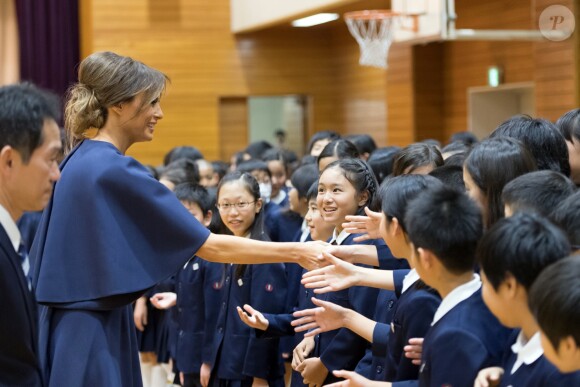La première dame des Etats-Unis, Melania Trump et la femme du Premier ministre japonais, Akie Abe visitent une école de calligraphie à Tokyo, Japon, le 6 novembre 2017.