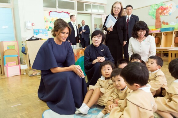 La première dame des Etats-Unis, Melania Trump et la femme du Premier ministre japonais Akie Abe visitent une école de calligraphie à Tokyo, Japon, le 6 novembre 2017.