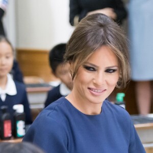 La première dame des Etats-Unis Melania Trump et la femme du Premier ministre japonais, Akie Abe visitent une école de calligraphie à Tokyo, Japon, le 6 novembre 2017.