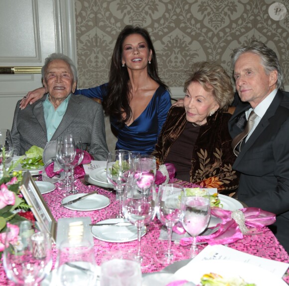 Kirk Douglas, Catherine Zeta-Jones, Anne Buydens, la femme de Kirk Douglas et Michael Douglas lors de la soirée 7th Annual Legacy of Vision Gala à Los Angeles le 9 novembre 2017.