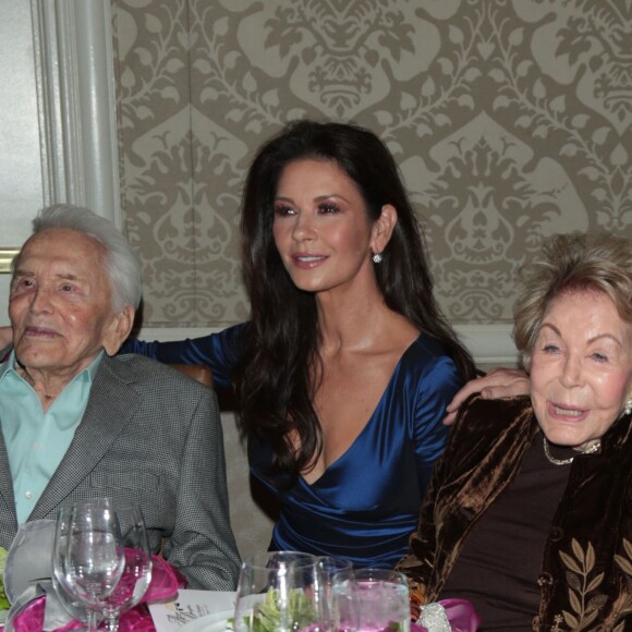 Kirk Douglas, Catherine Zeta-Jones, Anne Buydens, la femme de Kirk Douglas et Michael Douglas lors de la soirée 7th Annual Legacy of Vision Gala à Los Angeles le 9 novembre 2017.