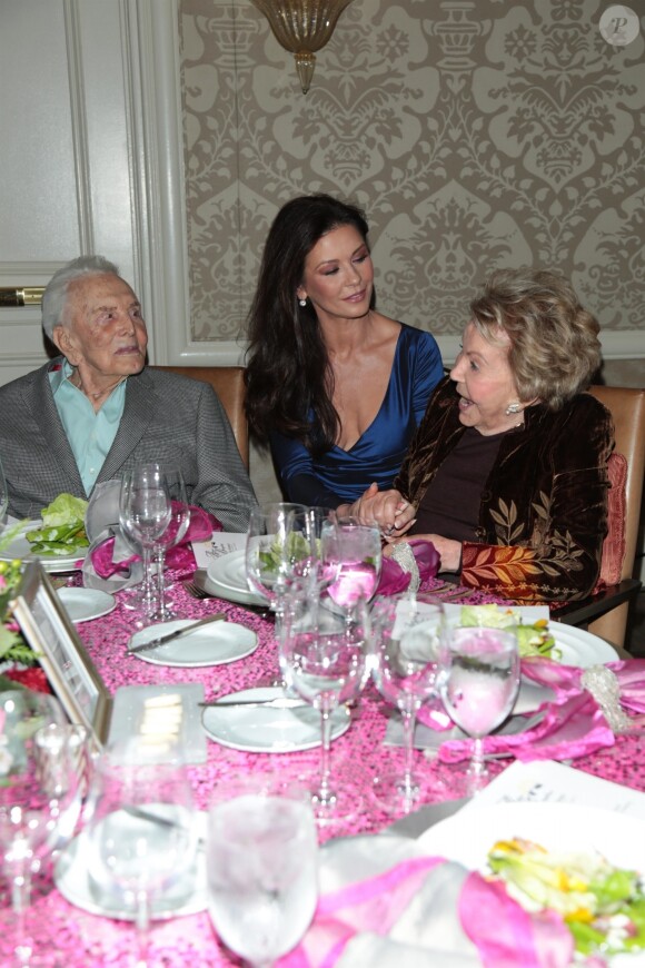 Kirk Douglas avec sa belle-fille Catherine Zeta-Jones et sa femme Anne Douglas à la 7ème soirée annuelle Legacy Vision à l'hôtel Four Season à Beverly Hills, le 9 novembre 2017