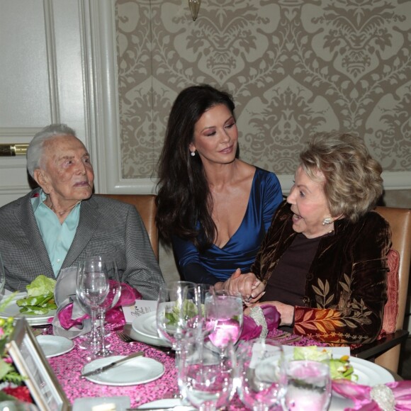 Kirk Douglas avec sa belle-fille Catherine Zeta-Jones et sa femme Anne Douglas à la 7ème soirée annuelle Legacy Vision à l'hôtel Four Season à Beverly Hills, le 9 novembre 2017