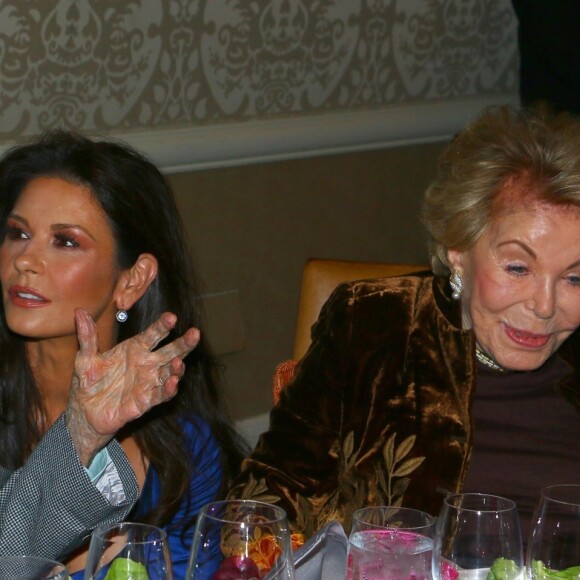 Kirk Douglas avec sa belle-fille Catherine Zeta-Jones et sa femme Anne Douglas à la 7ème soirée annuelle Legacy Vision à l'hôtel Four Season à Beverly Hills, le 9 novembre 2017