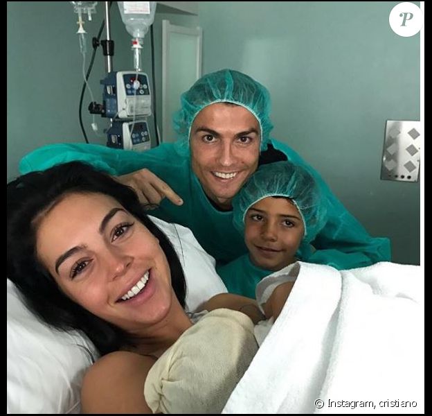 Cristiano Ronaldo Papa Pour La Quatrieme Fois Purepeople [ 600 x 624 Pixel ]