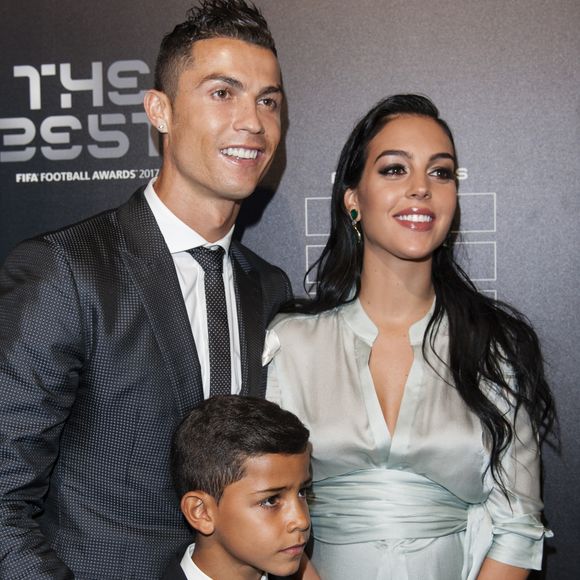 Cristiano Ronaldo (meilleur joueur), son fils Cristiano Jr et sa compagne Georgina Rodriguez enceinte - The Best FIFA Football Awards 2017 au London Palladium à Londres, le 23 octobre 2017. © Pierre Perusseau/Bestimage