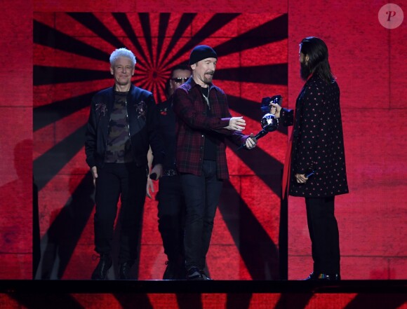 U2 remet à Jared Leto et son groupe Thirty Seconds to Mars l'award de Meilleure Musique Alternative aux MTV Europe Music Awards 2017. Londres, le 12 novembre 2017.