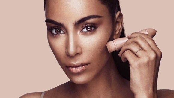 Kim Kardashian : Accusée de se foncer la peau, elle réagit