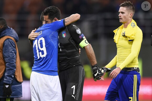 Gianluigi Buffon, très ému et en larmes, ici dans les bras de son coéquipier Leonardo Bonucci, a mis un terme à sa carrière internationale en équipe d'Italie le 13 novembre 2017 à l'issue du match nul de l'Italie contre la Suède (0-0) à Milan en barrage retour pour le Mondial, qui prive la Nazionale de Coupe du Monde 2018.