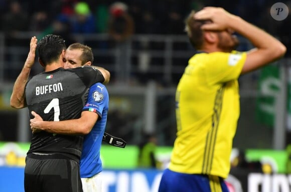 Gianluigi Buffon, très ému et en larmes, ici dans les bras de son coéquipier Giorgio Chellini, a mis un terme à sa carrière internationale en équipe d'Italie le 13 novembre 2017 à l'issue du match nul de l'Italie contre la Suède (0-0) à Milan en barrage retour pour le Mondial, qui prive la Nazionale de Coupe du Monde 2018.