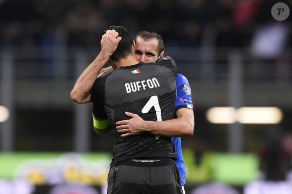Gianluigi Buffon, très ému et en larmes, ici dans les bras de son coéquipier Giorgio Chellini, a mis un terme à sa carrière internationale en équipe d'Italie le 13 novembre 2017 à l'issue du match nul de l'Italie contre la Suède (0-0) à Milan en barrage retour pour le Mondial, qui prive la Nazionale de Coupe du Monde 2018.