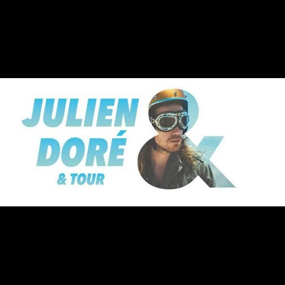 Julien Doré est en tournée avec l'album &, vendu à plus de 400 000 exemplaires.