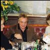 Exclusif - Michel Sardou fête son anniversaire au restaurant Positano, à Paris, en compagnie de Laeticia et Johnny Hallyday, le 29 septembre 2001.