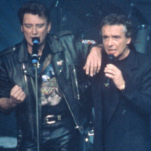 Johnny Hallyday, Michel Sardou, Véronique Sanson et Eddy Mitchell sur scène pour un concert lors de la tournée des Enfoirés, le 9 novembre 1989.
