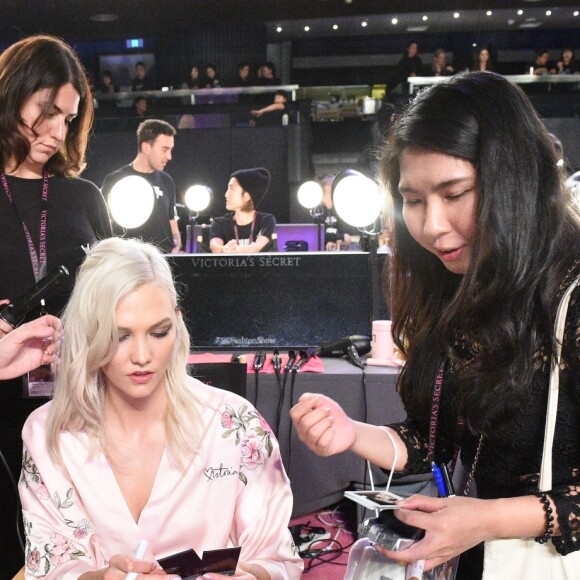 Karlie Kloss - Coulisses du défilé Victoria's Secret 2017 à la Mercedes-Benz Arena à Shanghaï, le 20 novembre 2017.