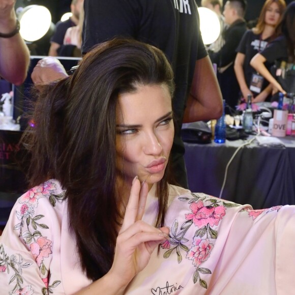 Adriana Lima - Coulisses du défilé Victoria's Secret 2017 à la Mercedes-Benz Arena à Shanghaï, le 20 novembre 2017.