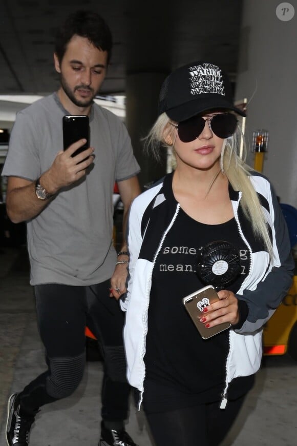 Christina Aguilera et son fiancé Matthew Rutler s'apprêtent à s'envoler de l'aéroport de LAX à Los Angeles le 3 septembre 2017.