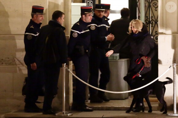 La première dame Brigitte Macron promène son chien Nemo autour du palais de l'Elysée à Paris le 20 novembre 2017 © Stéphane Lemouton/Bestimage