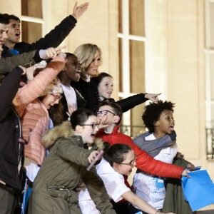 La Première Dame Brigitte Macron (Trogneux) accueille les enfants de l'UNICEF pour la Journée Internationale des Droits de l'Enfant au Palais de l'Elysée à Paris, le 20 novembre 2017. © Stéphane Lemouton/Bestimage