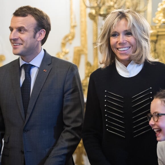 Le président Emmanuel Macron et sa femme la première dame Brigitte Macron accueillent les enfants de l'UNICEF pour la Journée internationale des droits de l'Enfant au palais de l'Elysée à Paris le 20 novembre 2017. © Eliot Blondet / Pool / Bestimage