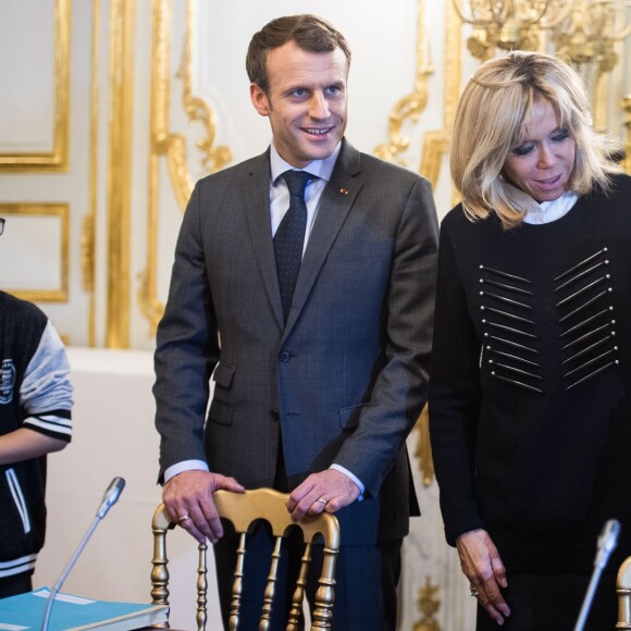 Le président Emmanuel Macron et sa femme la première dame Brigitte Macron accueillent les enfants de l'UNICEF pour la Journée internationale des droits de l'Enfant au palais de l'Elysée à Paris le 20 novembre 2017. © Eliot Blondet / Pool / Bestimage