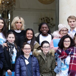 La première dame Brigitte Macron accueille les enfants de l'UNICEF pour la Journée internationale des droits de l'Enfant au palais de l'Elysée à Paris le 20 novembre 2017. © Stéphane Lemouton / Bestimage