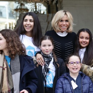 La première dame Brigitte Macron accueille les enfants de l'UNICEF pour la Journée internationale des droits de l'Enfant au palais de l'Elysée à Paris le 20 novembre 2017. © Stéphane Lemouton / Bestimage