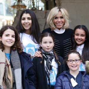 La première dame Brigitte Macron accueille les enfants de l'UNICEF pour la Journée internationale des droits de l'Enfant au palais de l'Elysée à Paris le 20 novembre 2017. © Stéphane Lemouton / Bestimage