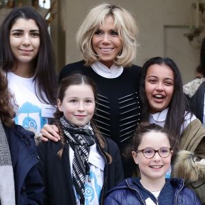 La première dame Brigitte Macron accueille les enfants de l'UNICEF pour la Journée internationale des droits de l'Enfant au palais de l'Elysée à Paris le 20 novembre 2017. © Stéphane Lemouton / Bestimage