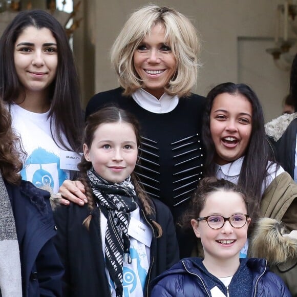 La première dame Brigitte Macron accueille les enfants de l'UNICEF pour la Journée internationale des droits de l'Enfant au palais de l'Elysée à Paris le 20 novembre 2017. © Stéphane Lemouton / Bestimage