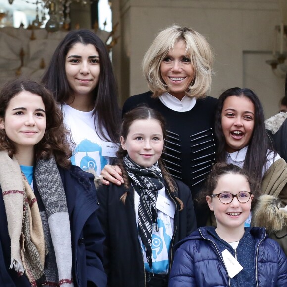 La première dame Brigitte Macron accueille les enfants de l'UNICEF pour la Journée internationale des droits de l'Enfant au palais de l'Elysée à Paris le 20 novembre 2017. © Stéphane Lemouton / Bestimage