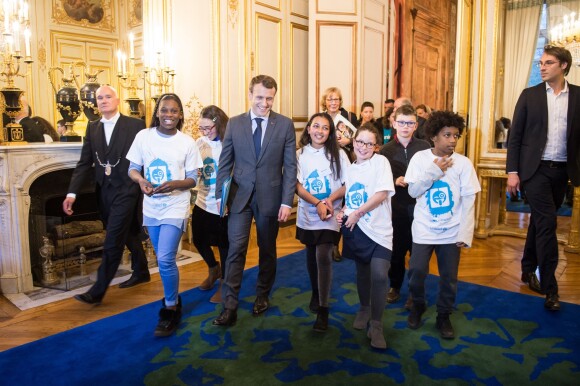 Le Président de la République Emmanuel Macron reçoit les enfants de l'UNICEF pour la Journée Internationale des Droits de l'Enfant au Palais de l'Elysée à Paris, le 20 novembre 2017. © Eliot Blondet/Pool/Bestimage