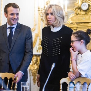 Le Président de la République Emmanuel Macron et sa femme Brigitte Macron (Trogneux) accueillent les enfants de l'UNICEF pour la Journée Internationale des Droits de l'Enfant au Palais de l'Elysée à Paris, le 20 novembre 2017. © Eliot Blondet/Pool/Bestimage